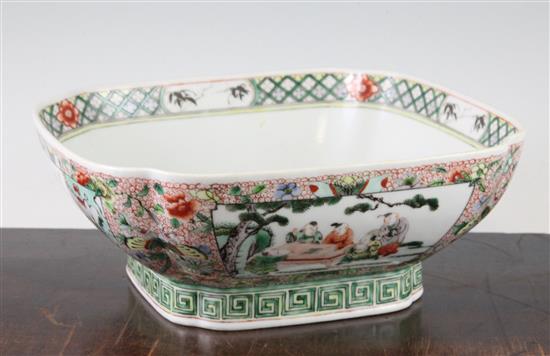 A Chinese famille verte square footed bowl, late 19th / early 20th century, 23cm